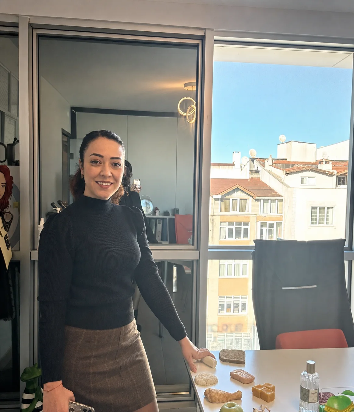 Diyetisyen Tuğçe Öztürk ofisinde