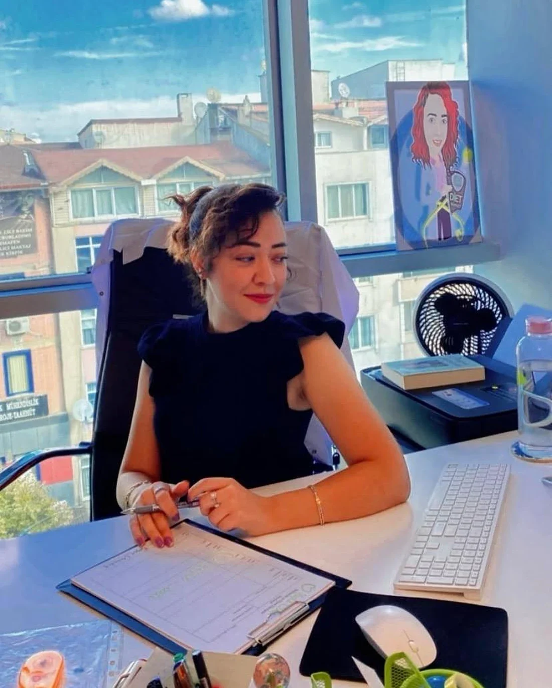Diyetisyen Tuğçe Öztürk ofisinde danışan planlaması yaparken